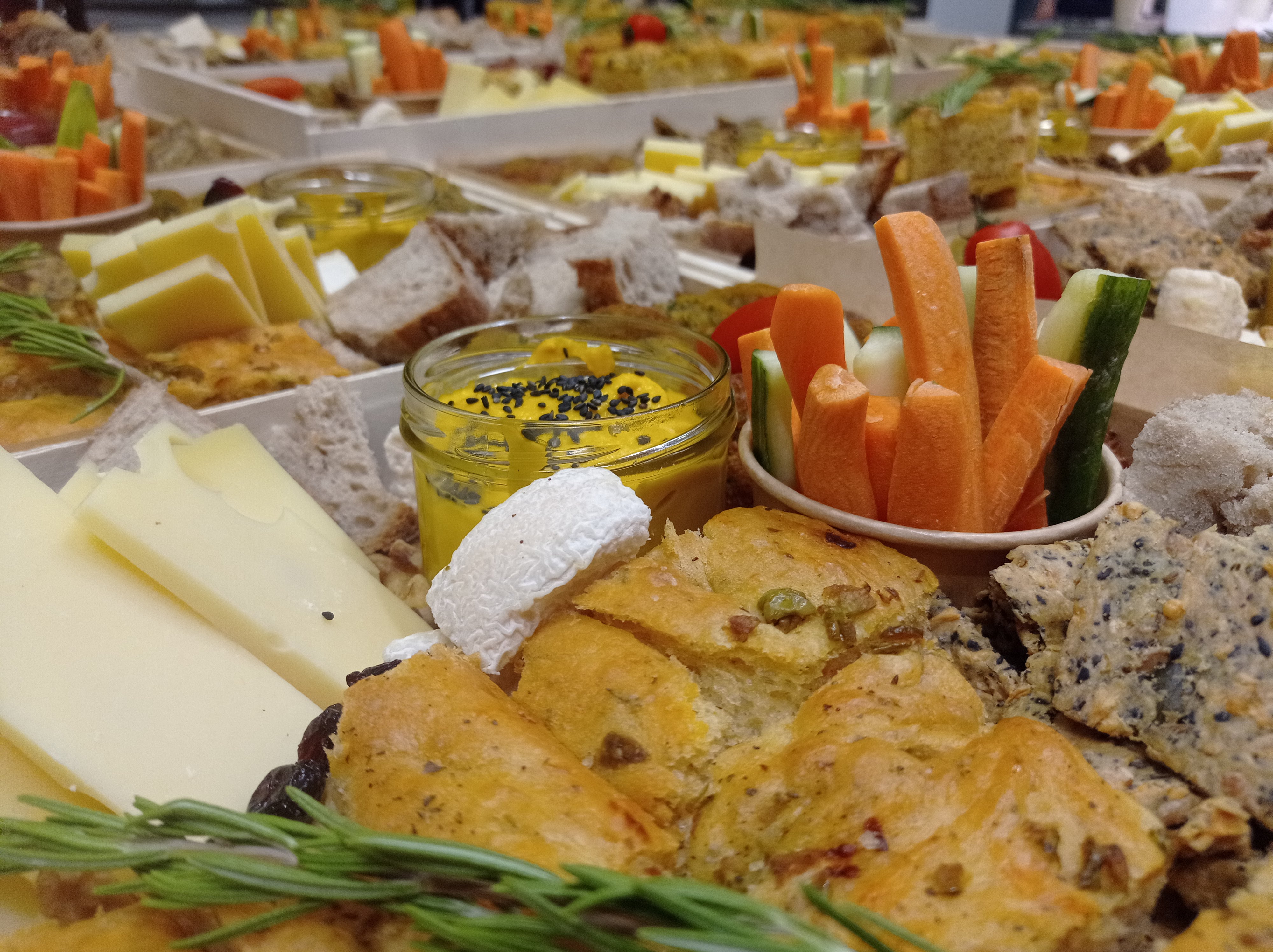 Buffet varié avec fromages, légumes crus et préparations maison - Au Bon Sens des Mets