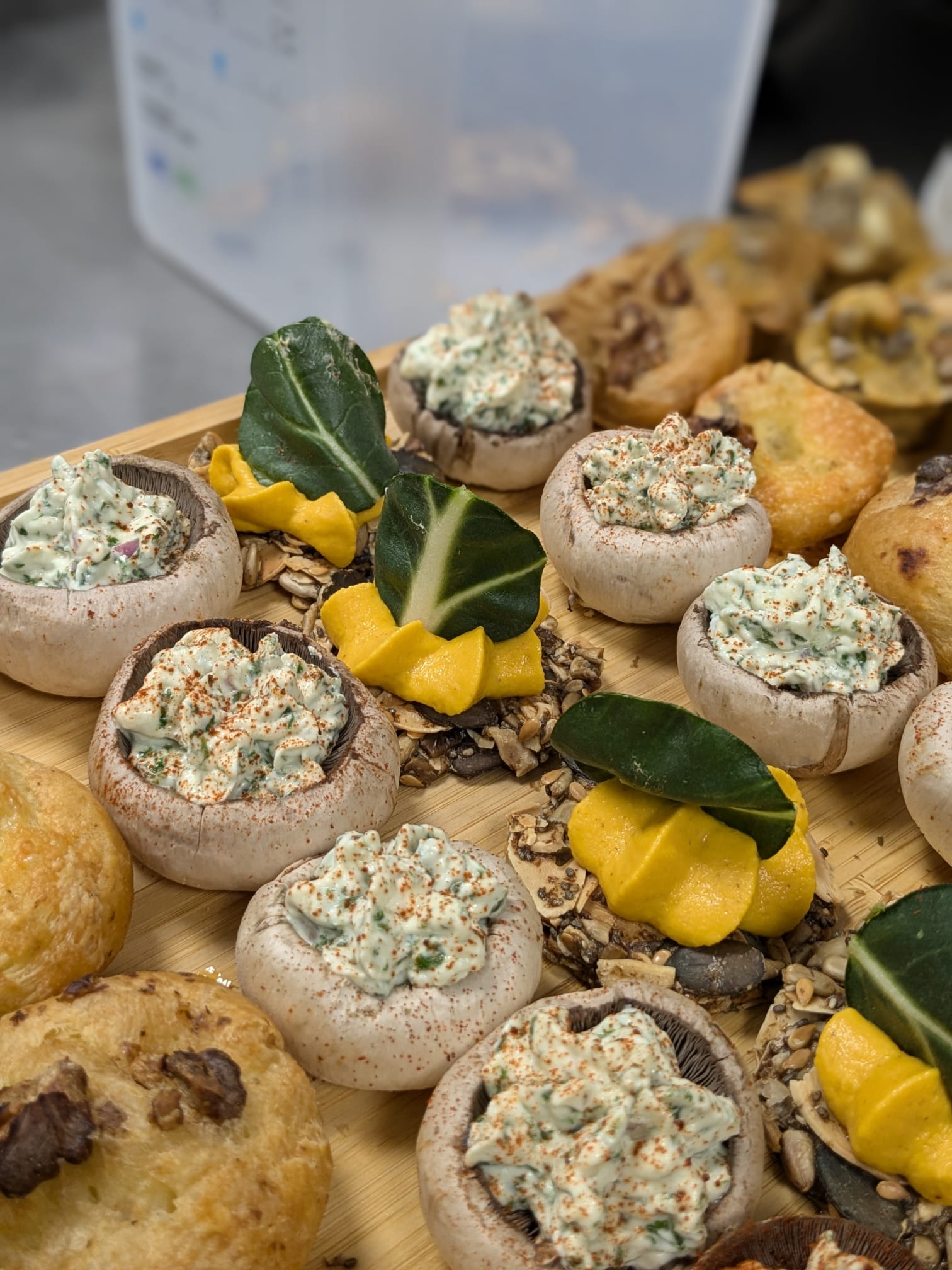 Cocktail dinatoire avec bâtonnets de légumes frais et tartinades variées - Au Bon Sens des Mets
